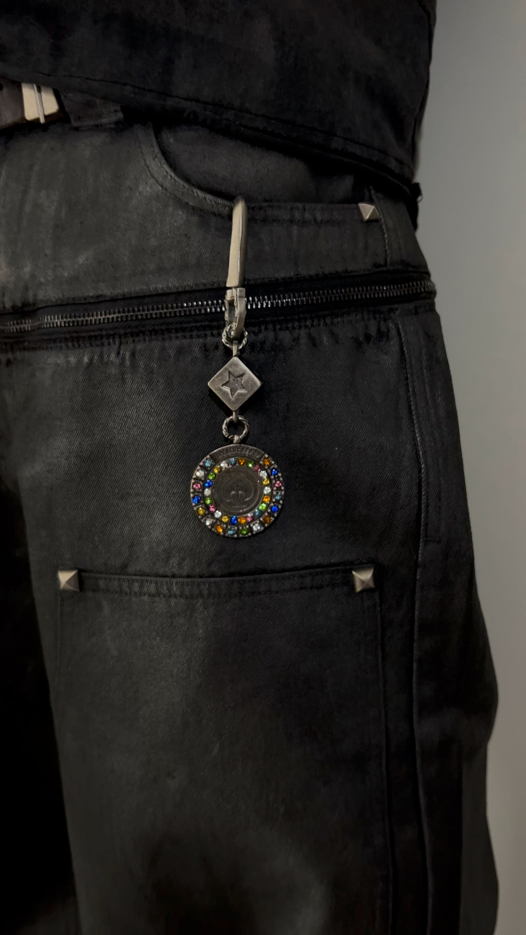 COLORED DIAMOND POKER CHIP DICE KEYCHAIN