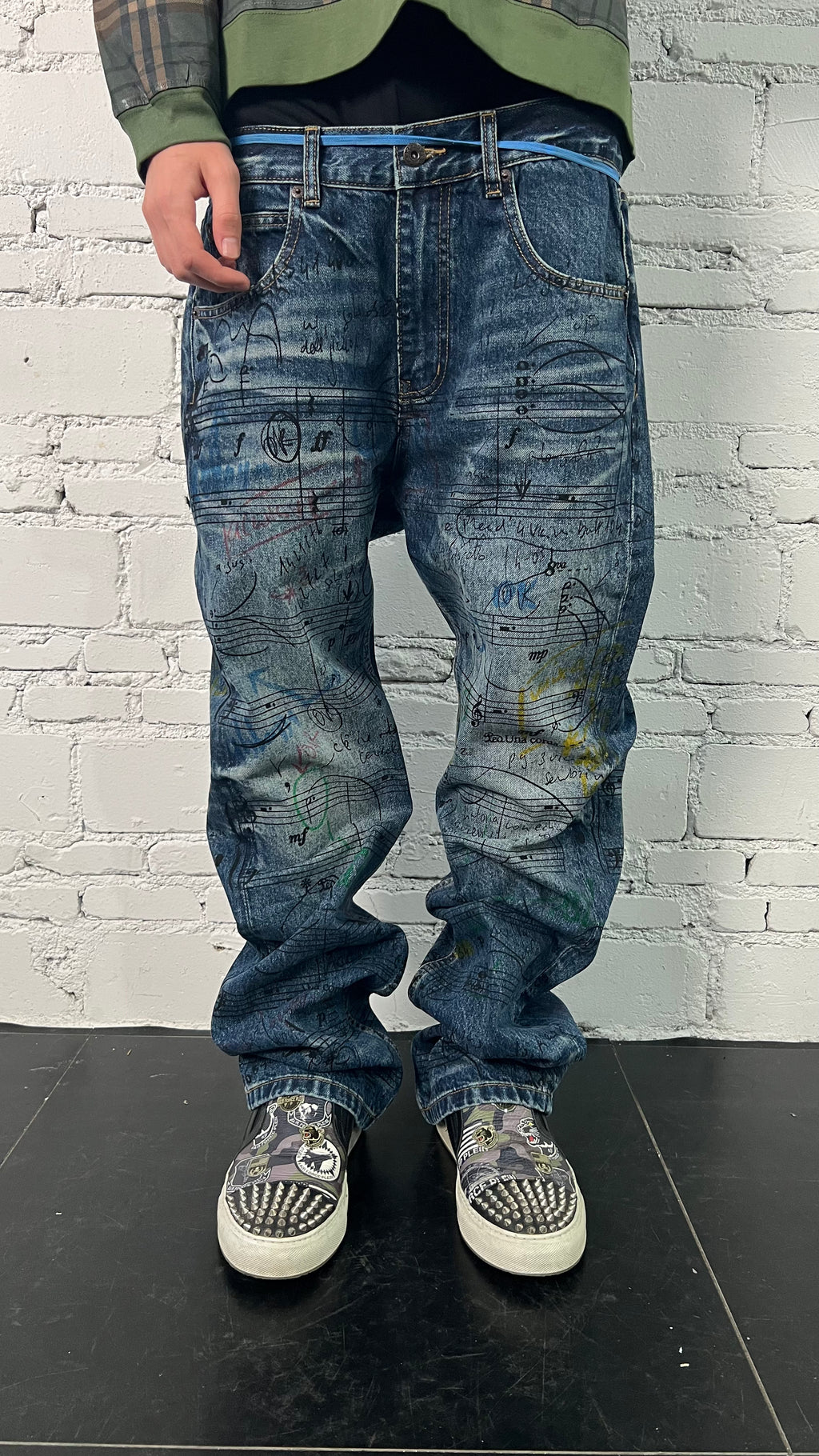 GRAFFITO STAFF NOTE WHISKER WASH JEANS