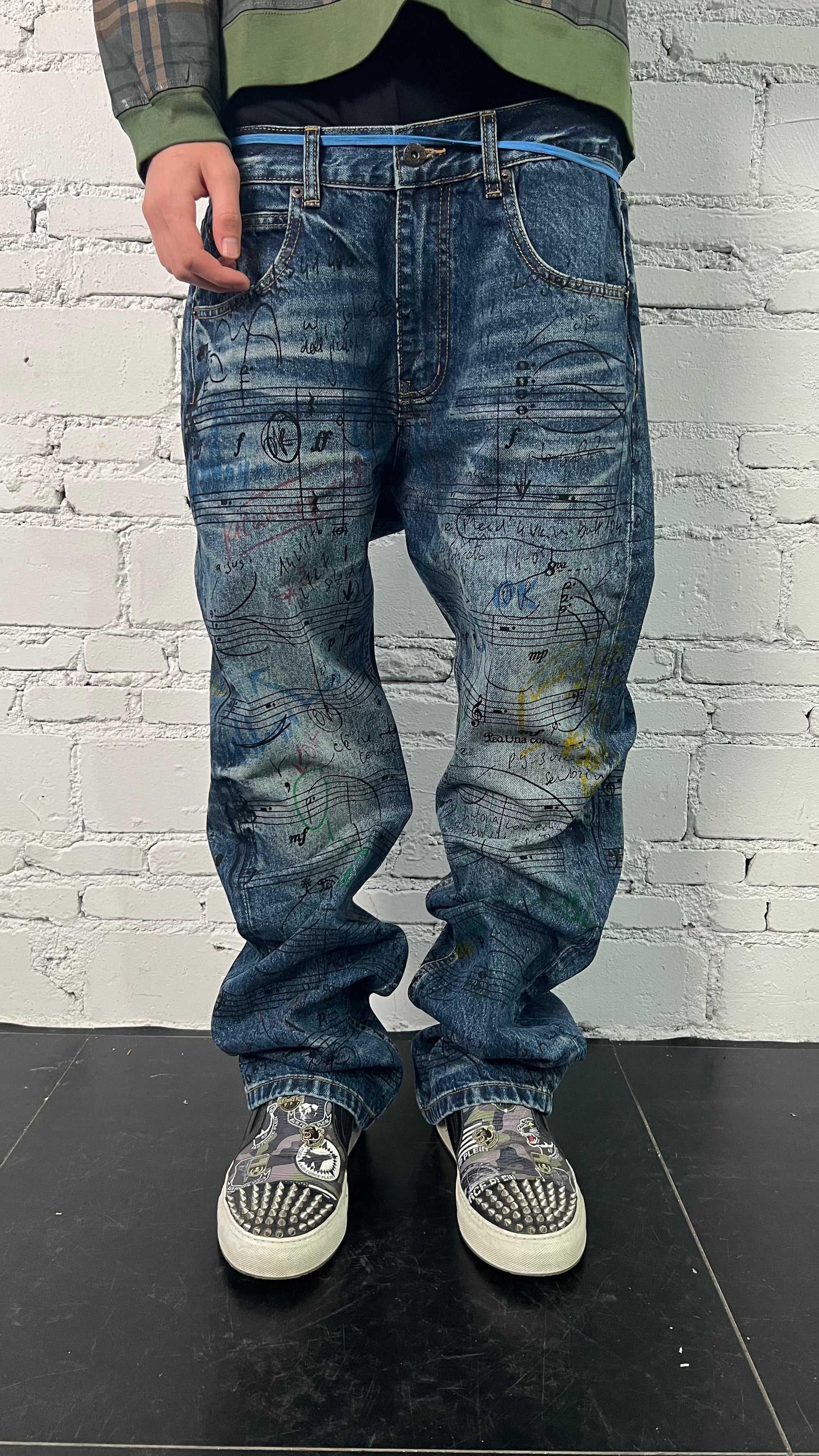 GRAFFITO STAFF NOTE WHISKER WASH JEANS
